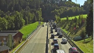 Stau vor dem Bergisel-Tunnel in Richtung Italien am Freitagnachmittag.