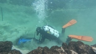 Taucher mit Spezialgerät bei der Spurensuche am Grunde des Bodensees.