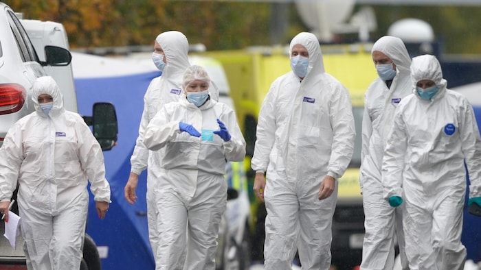 Die Ermittlungen laufen noch. Der mutmaßliche Täter soll eine Weste getragen haben, „die wie ein ...