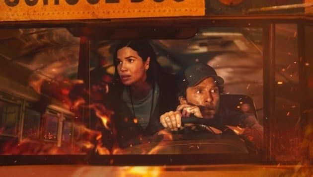 America Ferrera und Matthew McConaughey in „The Lost Bus“.