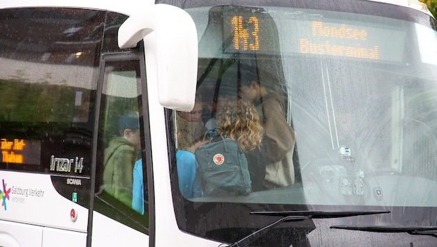 Dicht gedrängt stehen die Schüler im Bus.