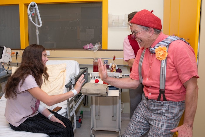 Sarah stürzte mit ihrem Scooter und verletzte sich an der Hand. Die Clowns Harald und Norbert ...