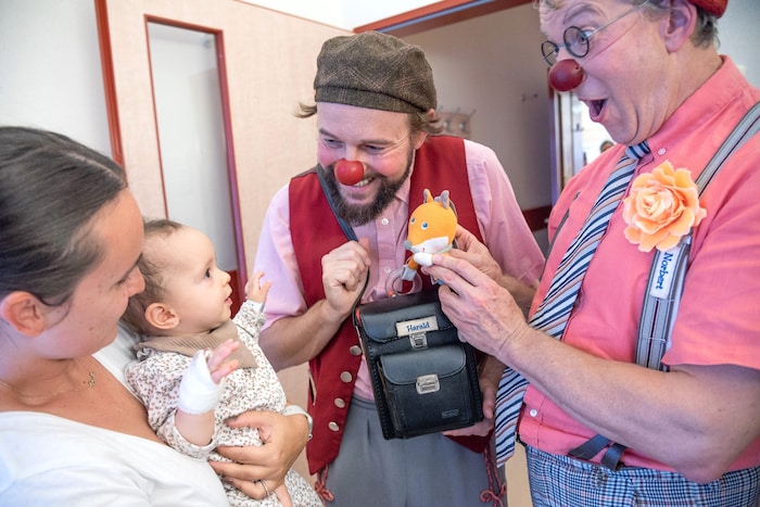 Sogar der neun Monate alten Franzi zauberten die Clowns Harald und Norbert ein Lächeln auf die ...