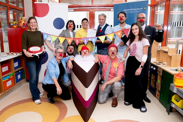 (v.l.n.r.) 1. Reihe: Alexandra Klug (regionale Programmleitung NÖ – Rote Nasen); Dipl. KH-BW ...