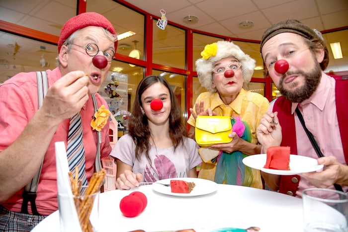 Clown Norbert (li.), Patientin Sarah, Fräulein Zitronella und Clown Harald (re.) freuen sich ...