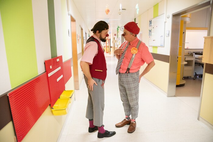 Vor jedem Besuch sprechen sich die Roten Nasen ab, wie sie die Kinder am besten zum Lachen ...