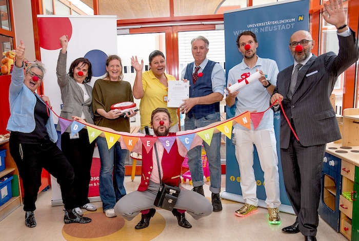 Im Bild (v.l.n.r.:) Dipl. KH-BW Christa Grosz, MBA, MBA (Pflegedirektorin UKWN); DGKP Lenuta ...