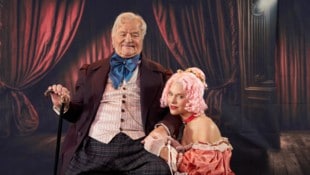 Publikumsliebling Gerhard Ernst als Herr von Fett mit Theatertochter Valentina Fett (Katrin ...