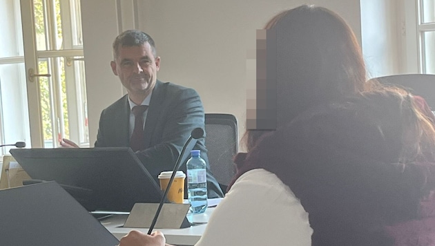 Anwalt Hartmut Gräf will die Unschuld der ehemaligen Wirtin am Feuer im Asylbewerberheim ...