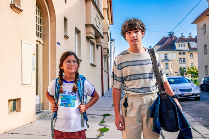 Sohn Tino muss bei Schwesterchen Lena oft frühe Erziehungsaufgaben übernehmen, wenn es der ...