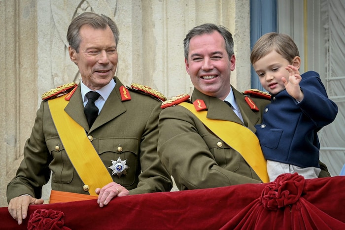 Prinz Charles mit seinem Vater und Großvater