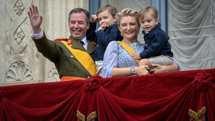 Erbgroßherzog Guillaume und Erbgroßherzogin Stéphanie mit ihren Söhnen, Prinz Charles und Prinz ...