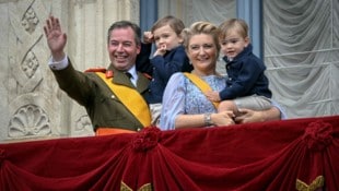 Strahlender Auftritt auf dem Palast-Balkon: Großherzog Guillaume und Großherzogin Stéphanie ...