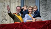 Strahlender Auftritt auf dem Palast-Balkon: Großherzog Guillaume und Großherzogin Stéphanie ...