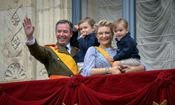 Strahlender Auftritt auf dem Palast-Balkon: Großherzog Guillaume und Großherzogin Stéphanie ...