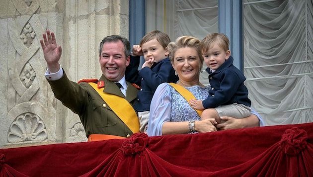 Strahlender Auftritt auf dem Palast-Balkon: Großherzog Guillaume und Großherzogin Stéphanie ...
