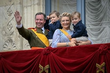 Strahlender Auftritt auf dem Palast-Balkon: Großherzog Guillaume und Großherzogin Stéphanie ...