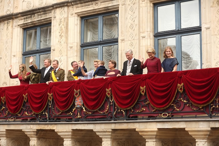 Die Royals Europas grüßen nach der Vereidigung Guillaumes vom Balkon des Großherzoglichen ...