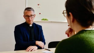 Dietmar Grünwald, Pfarrer in Graz-Mariatrost, beantwortet Fragen und begleitet Gläubige bei ...