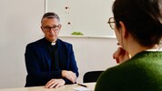 Dietmar Grünwald, Pfarrer in Graz-Mariatrost, beantwortet Fragen und begleitet Gläubige bei ...