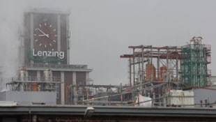 Faserhersteller Lenzing will bis Ende 2027 insgesamt 600 Stellen in Österreich abbauen.