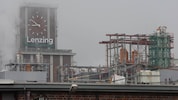 Faserhersteller Lenzing will bis Ende 2027 insgesamt 600 Stellen in Österreich abbauen.