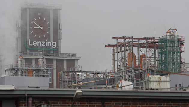 Faserhersteller Lenzing will bis Ende 2027 insgesamt 600 Stellen in Österreich abbauen.