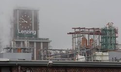 Faserhersteller Lenzing will bis Ende 2027 insgesamt 600 Stellen in Österreich abbauen.