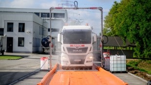 Wenn ein Fahrzeug Tierleichen transportiert, kann durch eine Desinfektion von oben bis unten ein ...