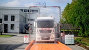 Wenn ein Fahrzeug Tierleichen transportiert, kann durch eine Desinfektion von oben bis unten ein ...