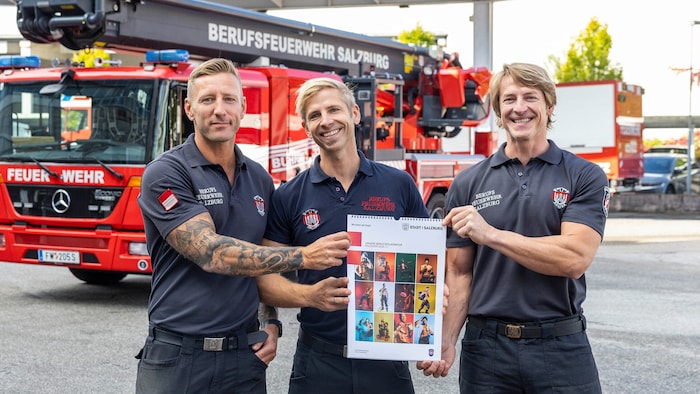 Mitglieder der Berufsfeuerwehr und Kalender-Models: Bernhard Hock, Robert Schönegger und Emanuel ...