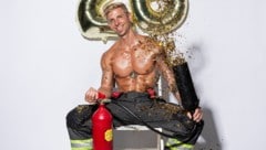 Berufsfeuerwehrmann Schönegger eröffnet den Kalender im Jänner.