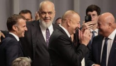Emmanuel Macron, Edi Rama, Ilham Alijew und Christian Stocker (von links) lachen gemeinsam über ...