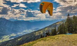 Von der Emberger Alm starten Paragleiter und Drachenflieger, um das herrliche Gefühl des ...