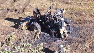 Der ausgebrannte Traktor auf dem Feld.