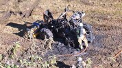 Der ausgebrannte Traktor auf dem Feld.