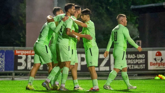 Die Bürmooser jubeln über den verdienten 3:1-Sieg in Puch.