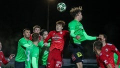 Kuchl (Brückler in rot) hatte mit Wals-Grünau keine Probleme.