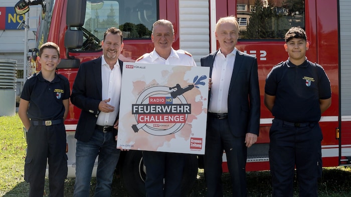 Freuen sich über eine tolle Aktion: Landesfeuerwehrchef Dietmar Fahrafellner (Mi.) mit ...