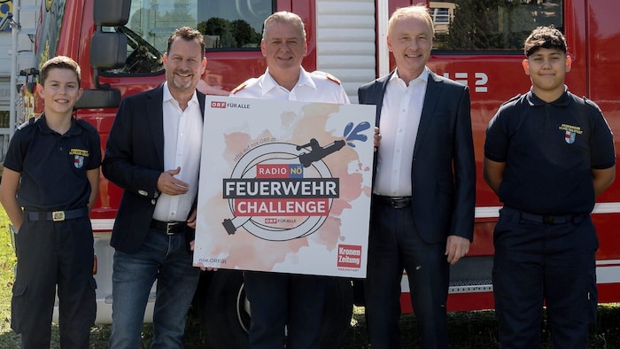 Freuen sich über eine tolle Aktion: Landesfeuerwehrchef Dietmar Fahrafellner (Mi.) mit ...