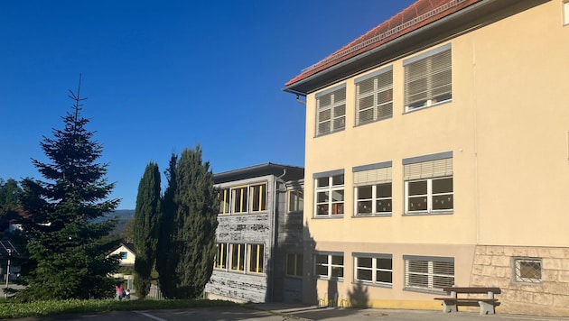 Der Anbau aus den 1990ern (links im Bild) wird abgerissen.