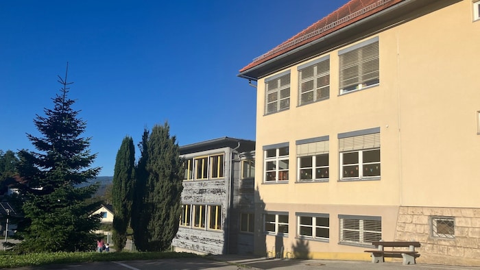 Der Holzzubau (links) wird als erstes abgerissen. Dort entsteht eine Verbindung zum ...