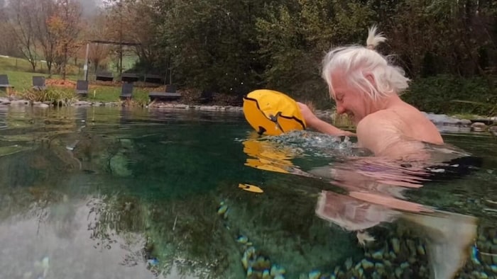 Ja, Eisbaden geht! Auch Thomas Humer taucht ab.