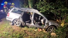 Das Wrack nach der Todesfahrt: Der Kombi krachte gleich zweimal gegen einen Baum.