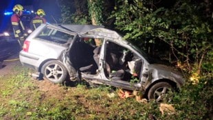 Das Wrack nach der Todesfahrt: Der Kombi krachte gleich zweimal gegen einen Baum.