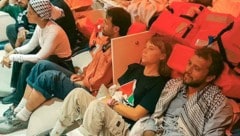 Greta Thunberg (2.v.r) mit der Besatzung der „Global Sumud Flotilla“