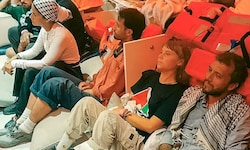 Greta Thunberg (2.v.r) mit der Besatzung der „Global Sumud Flotilla“