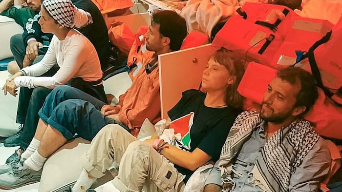 Greta Thunberg (2.v.r) mit der Besatzung der „Global Sumud Flotilla“