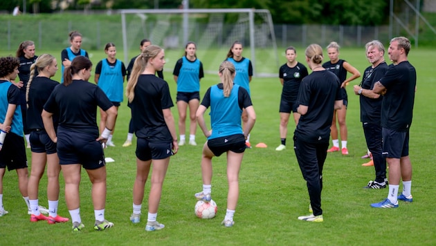 Austria-Legende Andy Ogris im Kreise seiner Spielerinnen.