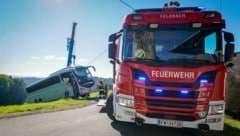 Die Feuerwehren Baumgarten und Feldbach konnten den Bus am Samstagvormittag bergen.